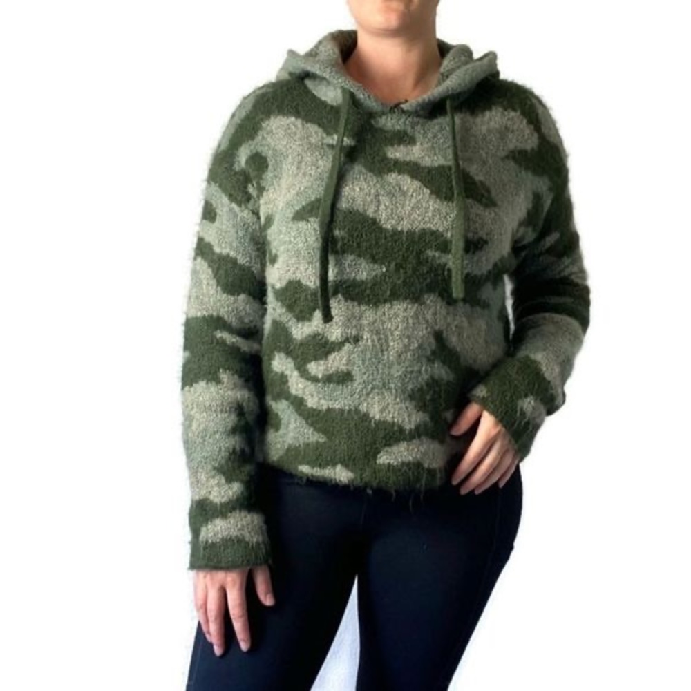 Fuzzy VS cropped camo hoodie